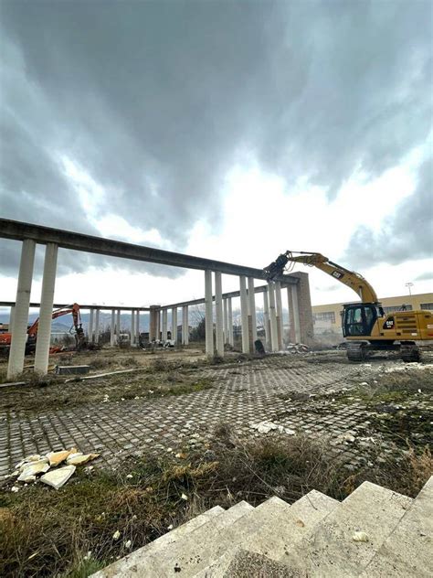 Paganica Iniziati I Lavori Di Demolizione Del Teatro Tenda Il Capoluogo