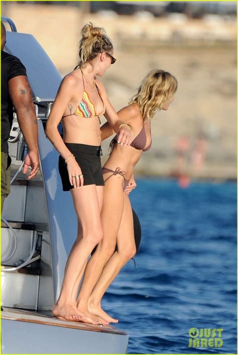 Photo Margot Robbie Cara Delevingne Boat Day Photo Just