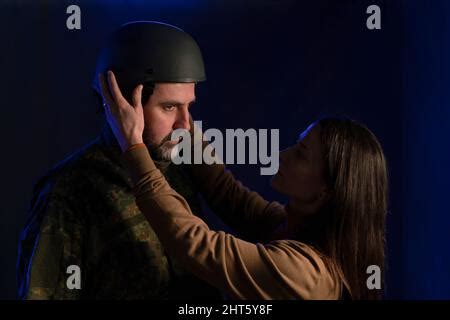 Triste femme qui dit au revoir à son mari militaire qui va se battre en