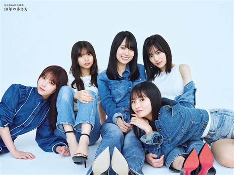 乃木坂46、公式書籍『10年の歩き方』より齋藤飛鳥、山下美月、与田祐希、遠藤さくら、賀喜遥香が仲良く体を寄せ合う先行カット公開 The