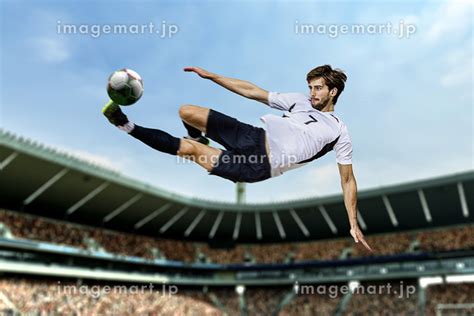 ボレーシュートを打つサッカー選手の写真素材 [201451501] イメージマート