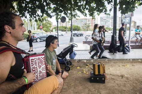 FOTOGALERÍA Elías Taño vuelve a pintar su mural sobre el caso Alsasua