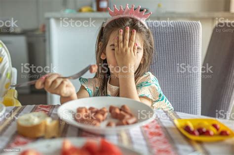 귀여운 소녀는 아침 식사를 먹고있다 아이에 대한 스톡 사진 및 기타 이미지 아이 손 왕관 Istock