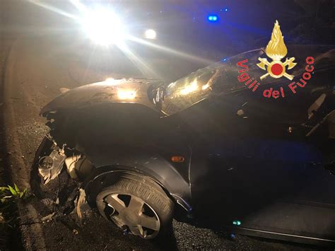 Auto Si Ribalta Nella Notte Fra Girifalco E Amaroni Cinque Feriti Nell