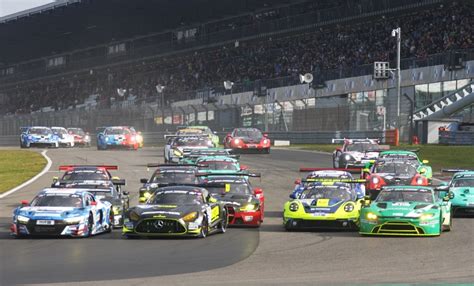 VLN Frank Stippler und Christopher Mies überreichen dem scheidenden