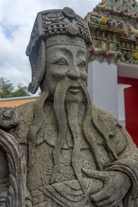 Cierre Encima De Las Estatuas Chinas Antiguas De La Piedra Del Guerrero