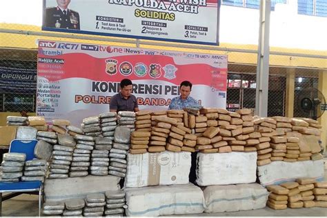 Foto Kelabui Petugas 1 Ton Ganja Disembunyikan Di Sasis Truk Fuso