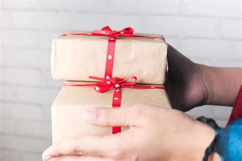 Mano De Mujer Sosteniendo La Pila De Caja De Regalo Foto Premium