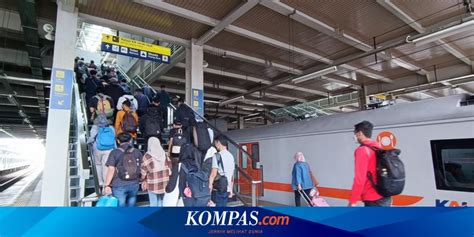 Ada Pembangunan Eskalator Di Stasiun Pasar Senen Penumpang Bisa