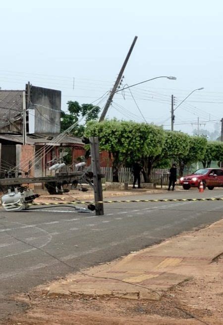 Caminhão derruba poste de energia e deixa o distrito de Palmares sem