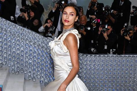 Irina Shayk En Robe En Soie Blanche Yohji Yamamoto