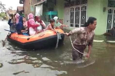 Penampakan Banjir Pekalongan Tak Kunjung Surut Warga Harus Naik Perahu