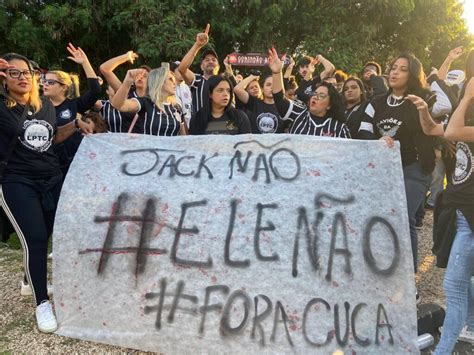 Torcedores Do Corinthians Protestam No CT Contra A Chegada De Cuca