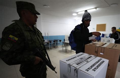 Con Miedo E Incertidumbre Abren Los Centros De Votación En Ecuador