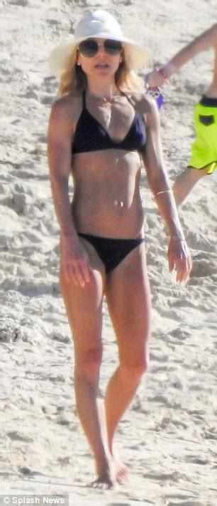 Kelly Ripa Shows Off Incredible Bikini Body In The Bahamas Daily Mail Online