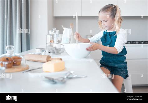 Petite Fille M Langeant Un Bol De P Te Jeune Enfant Cuisant Seul Dans