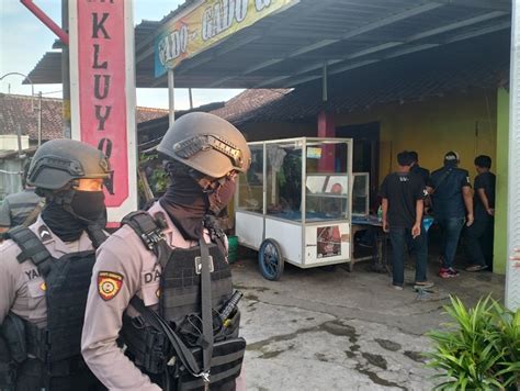 Geledah Rumah Terduga Teroris Polisi Angkut Iqra Dan Buku Agama