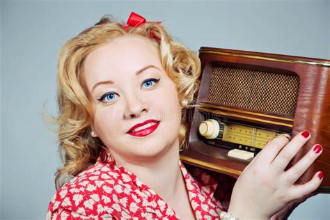 Pin Vers Le Haut De La Fille Posant Au Dessus Du Fond Bleu Photo Stock