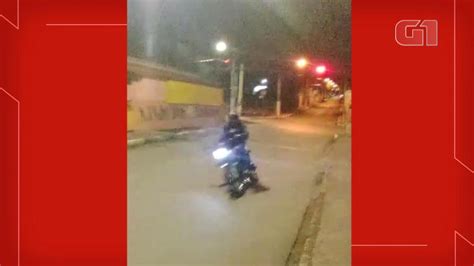 Adolescente Bate Em Poste Enquanto Empinava Moto E Arremessado No Ar