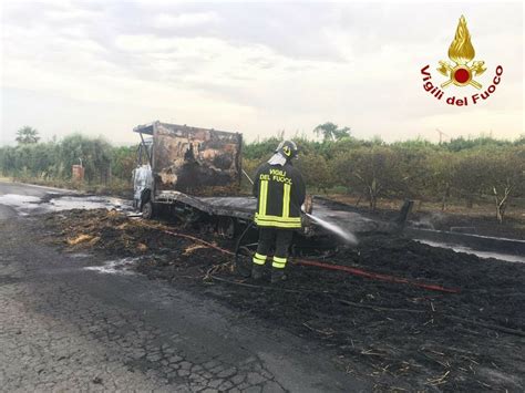 Scoppia Uno Pneumatico Camion Avvolto Dalle Fiamme Lungo La Palermo