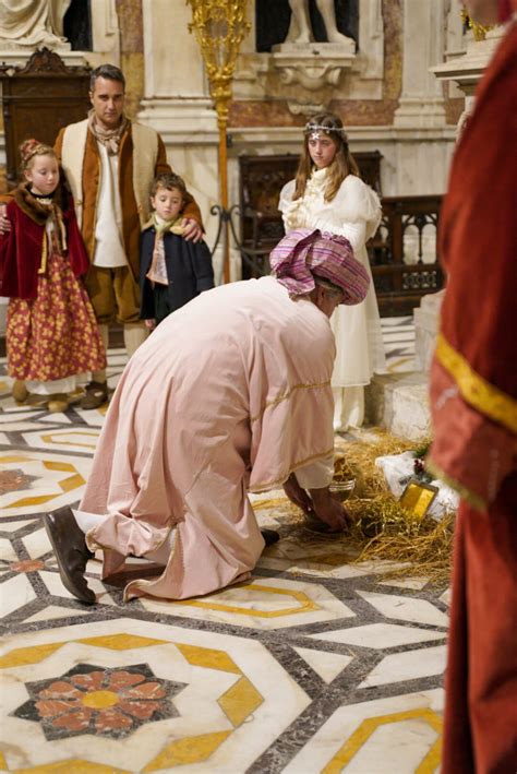 Epifania Tante Persone In Visita Al Presepe Vivente Nella Cattedrale