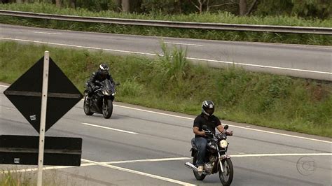 Motociclistas flagrados em alta velocidade é o Fato da Semana Bom Dia