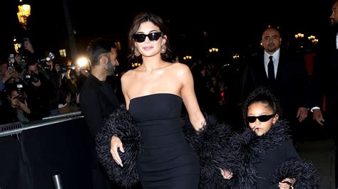 Kylie Jenner Y Su Hija Stormi Deslumbran En París Con Unos Elegantes Vestidos Negros A Juego