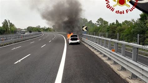 Automobile In Fiamme Sulla A Illeso Il Conducente