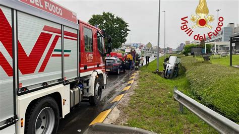 Auto Ribaltata A Tavernerio Dopo Lo Schianto Contro Un Palo