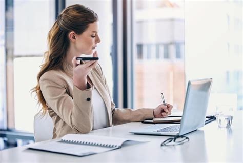 Tomando Notas Durante Su Llamada Foto De Una Joven Empresaria