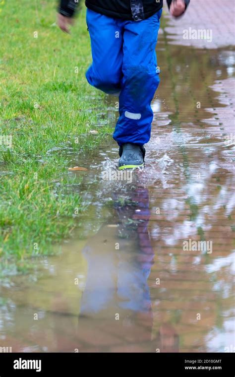 Springen in pfützen Fotos und Bildmaterial in hoher Auflösung Seite