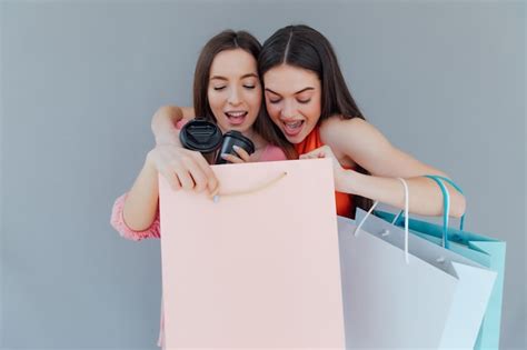 Dos mujeres mirando dentro de una caja de cartón Foto Premium