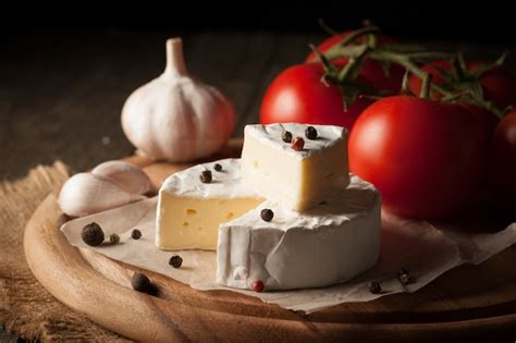 Queijo Camembert E Brie Em Fundo De Madeira Com Tomate Alface E Alho