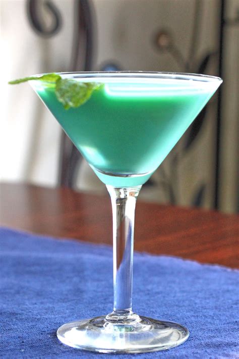 The Classic Chocolate Mint Grasshopper Drink Recipe – Mix That Drink