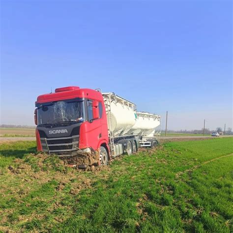 Mezzo Pesante Fuori Strada A Pontecurone Provinciale Chiusa