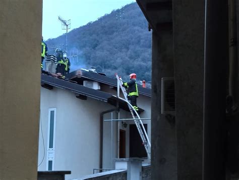 Fiamme Dal Tetto Di Una Casa A Carate Urio