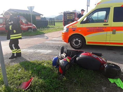 FOTO V Šmartnem trčila motorist in osebno vozilo Koroške Novice