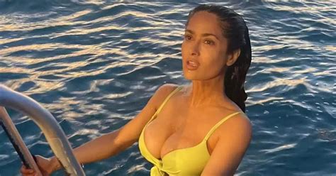 Renouvel E Salma Hayek D Voile Son Corps De Na Ade En Bikini Dans L