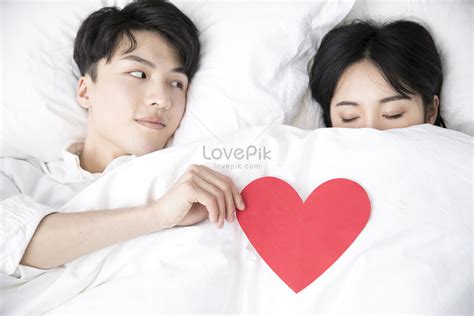 침대에 누워 있는 커플 사진 무료 다운로드 Lovepik