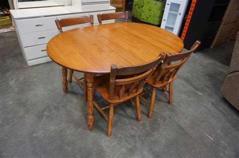 ROUND MAPLE DINING TABLE W/ LEAF AND 4 CHAIRS - Big Valley Auction