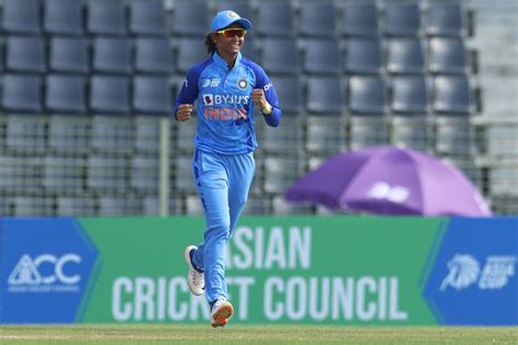 Harmanpreet Kaur jogs to her players in celebration | ESPNcricinfo.com