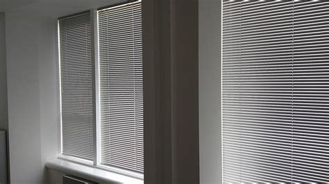 25mm Metal Venetian Blinds In Gloss White Colour Installed In Living