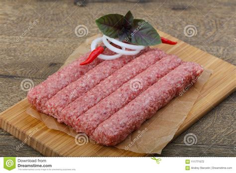 Saucisses Crues Pour Le Gril Photo Stock Image Du Viande Barbecue