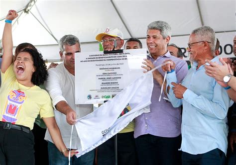 Bahia Jerônimo entrega obras e participa de programação do Dia