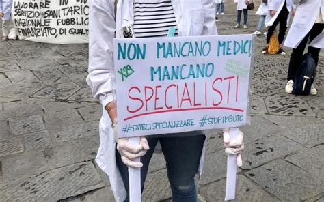 Turni Massacranti E Stipendi Da Fame Protesta Dei Medici