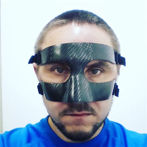 Карбонова захисна маска для футболіста з Вінниці. Карбоновая защитная ...