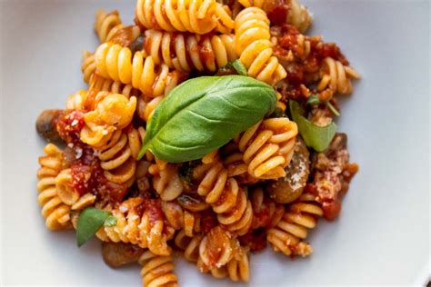 Easy Mushroom Tomato Pasta Recipe | 2foodtrippers