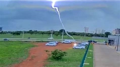 Vídeo mostra momento em que carro é atingido por raio na Assembleia