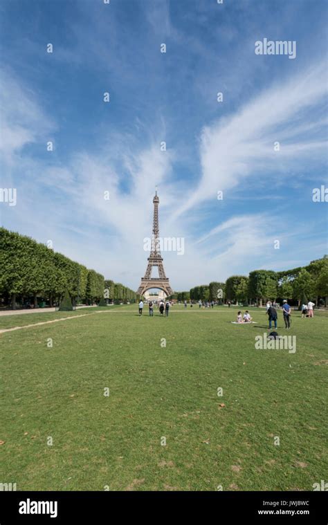 Monument Devant La Tour Eiffel Banque D Image Et Photos Alamy