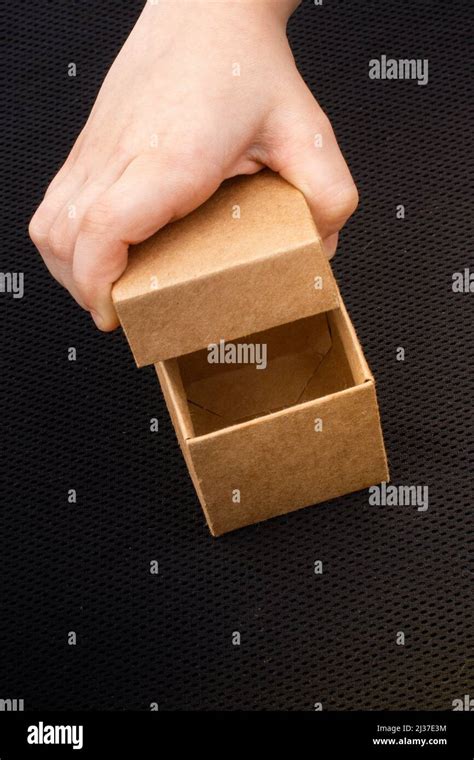 Mano de carton fotografías e imágenes de alta resolución Alamy